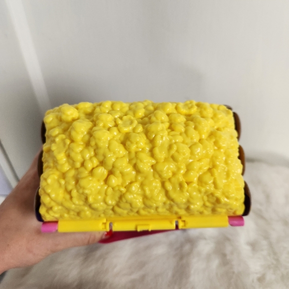 Polly Pocket Un-Box-It Playset Popcorn Bucket Movie Theater with Accessories - Picture 8 of 12